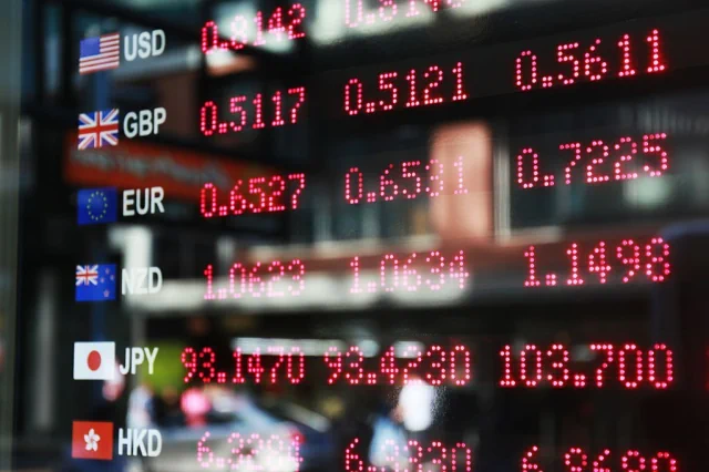 Foto de una pantalla con los precios de distintas divisas