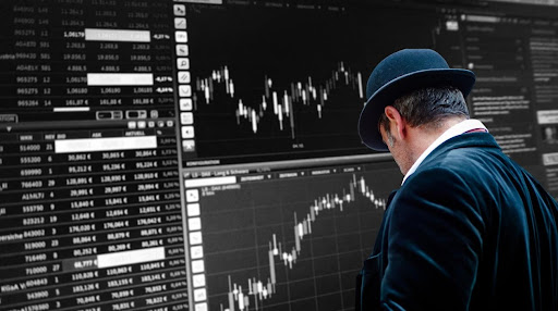 Inversionista monitoreando el mercado