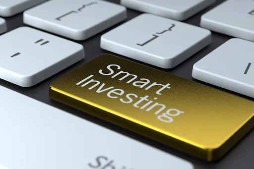 teclas de una computadora portátil resaltando en dorado la frase "inversión inteligente"